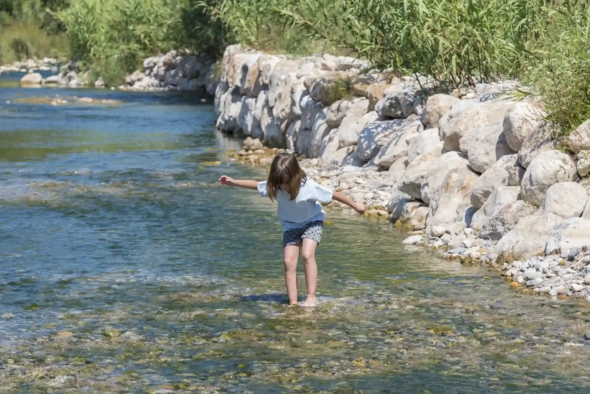 enfant qui joue dans la rivière